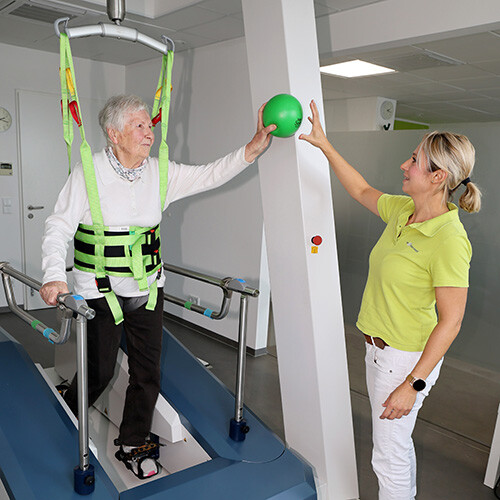 Robotik-Gangtherapie mit dem Lyra Gangtrainer bei erGO konzept in Straubing